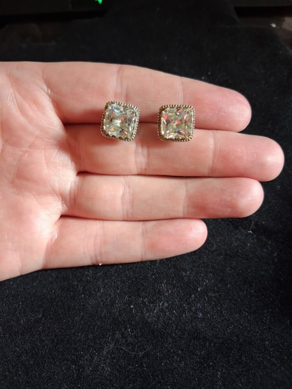 Square stud earrings